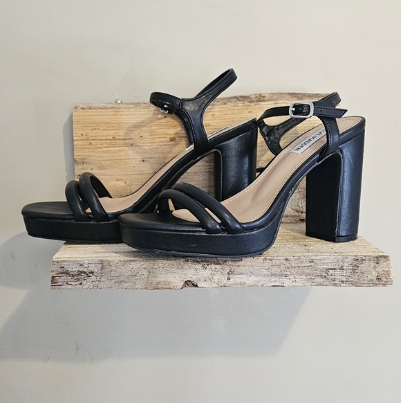 Steve Madden Womens Size 9 Black Heels One Scuff As Shown On Inside Though - Picture 2 of 7